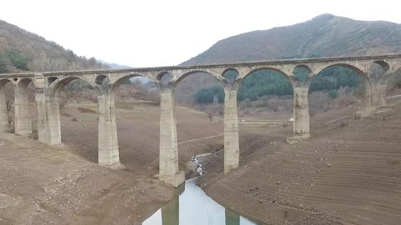 Imagen del embalse de Barrios de Luna este fin de semana.