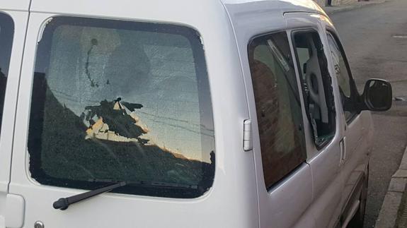 Impactos de bala en un vehículo implicado en el tiroteo. 