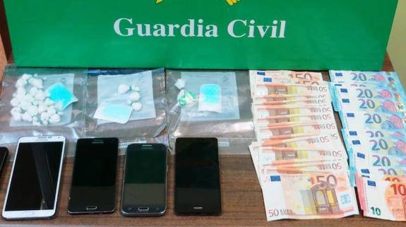 Algunos de los objetos requisados por la Guardia Civil.