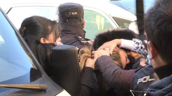 Momento de la agresión a la principal acusada del caso.