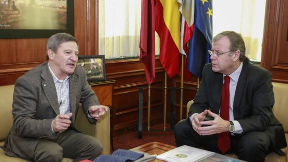 El alcalde de León, Antonio Silván, recibe al presidente de la Federación de Asociaciones de Camino de Santiago, Luis Perrino. 