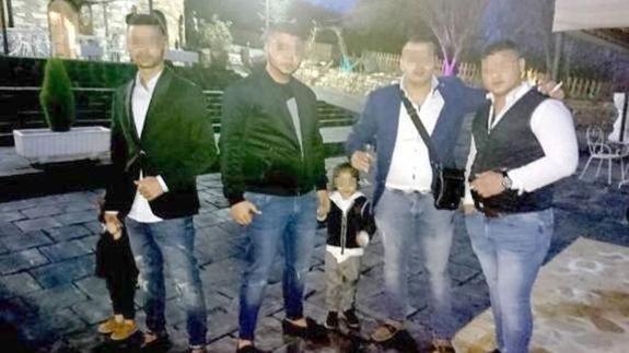 Cuatro presuntos miembros del grupo colgada en Facebook y publicada por El Confidencial.