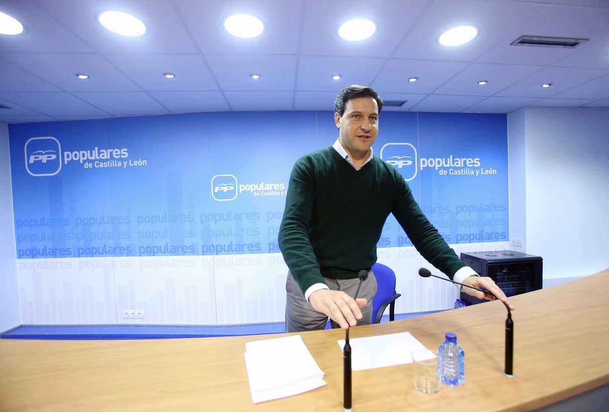 El presidente del Comité Organizador del XIII Congreso del PP de Castilla y León, Raúl de la Hoz, en rueda de prensa.