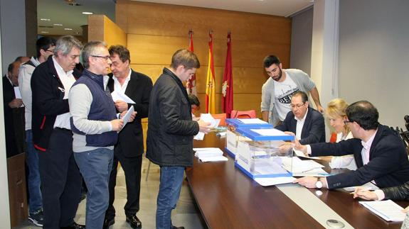 Imagen del interior de la sede del PP con largas colas para votar.