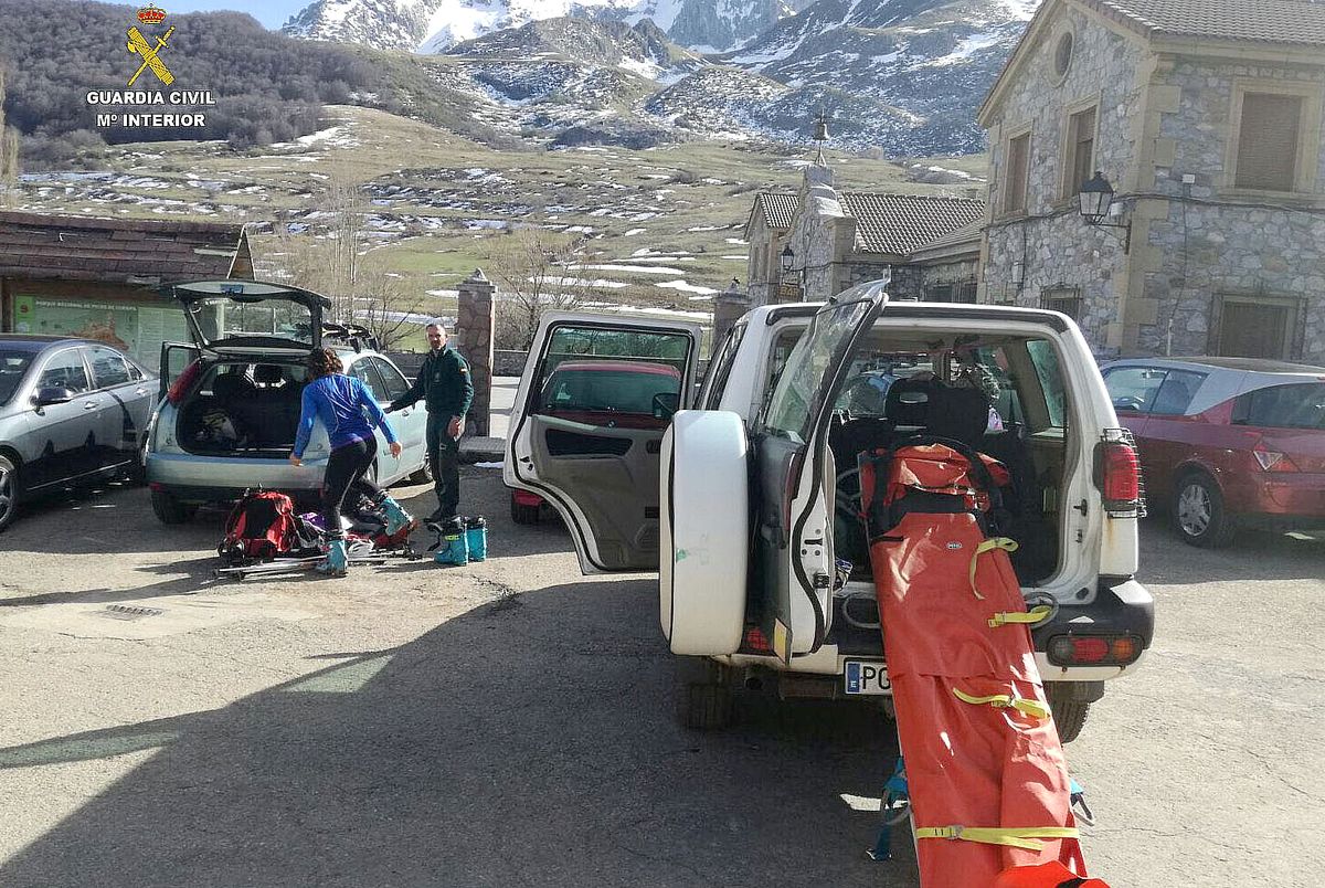 Efectivos de la Guardia Civil tras trasladar a la mujer a una zona segura.