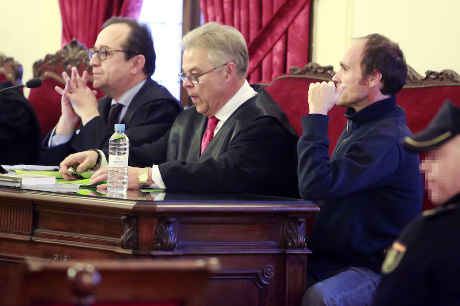 El acusado, junto a su letrado, este jueves en la Audiencia de León. 