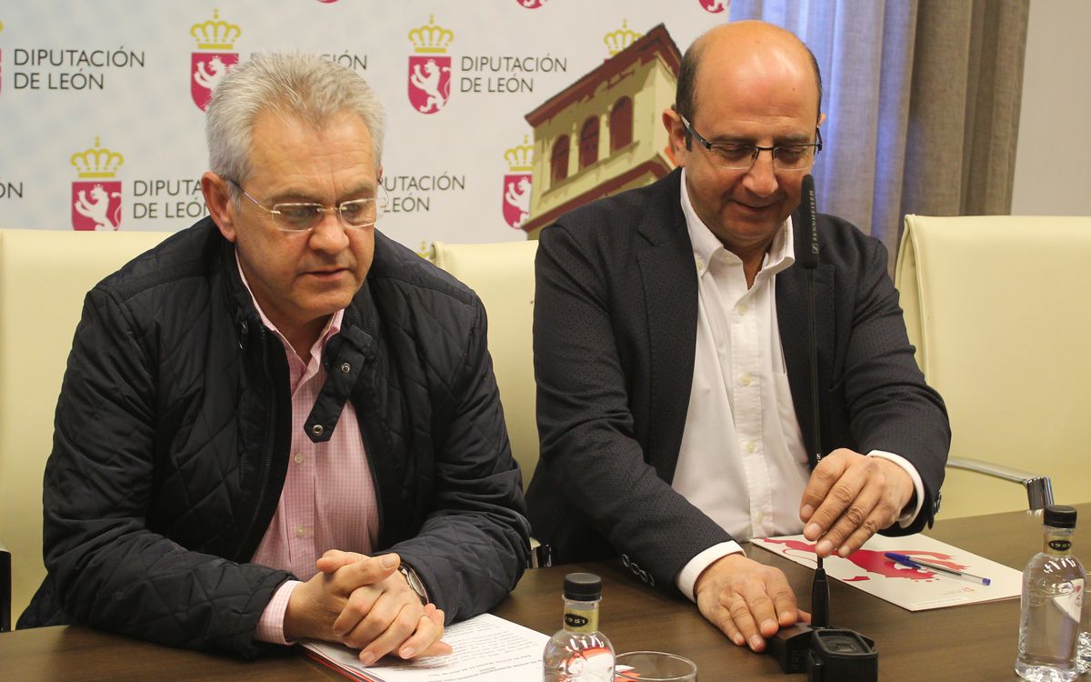 Francisco Castañón (D), durante la presentación de este proyecto.