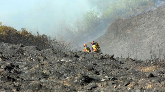 Varios medios se mantienen en la zona para dar por extinguido el incendio. 