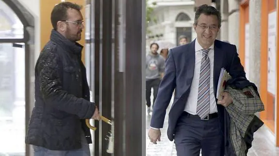 Ricardo Gavilanes y Juan Martínez Majo, este viernes,  a su llegada a la dirección autonómica del PP en Valladolid. 