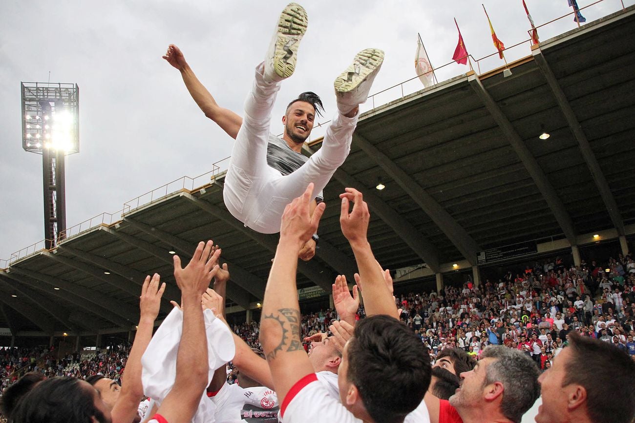 De la Barrera es manteado por su plantilla tras el ascenso.