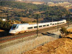Un AVE S102 de Renfe en los viaductos de los túneles de San Pedro, en Madrid, el pasado jueves / RAMÓN GÓMEZ