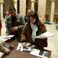 Varias personas echan un vistazo al calendario de los funcionarios. / JULIÁN GARCÍA