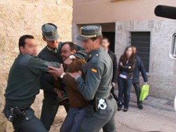 Agentes de la Guardia Civil retienen a Khaled Amer, hermano de la mujer marroquí asesinada el pasado 30 de marzo en Ciudad Rodrigo (Salamanca), justo en el momento en el que el presunto asesino, Felipe Moreno Sánchez, entraba a declarar a los juzgados del municipio salmantino. EFE