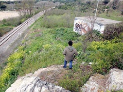 La construcción del pozo negro, muy deteriorada, está en la ladera de la vía del tren. / LUIS CALLEJA