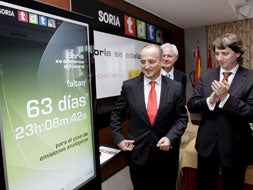 El ministro de Industria, Comercio y Turismo, Miguel Sebastian (i), acompañado del alcalde de Soria, Carlos Martinez, durante la puesta en marcha de la cuenta atrás para el apagón analógico en la capital soriana. / EFE