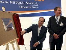 El consejero de Economía de Castilla y León, Tomás Villanueva (izquierda), junto al directivo de la empresa Daytal Resorces Spain S.L. Bruce Kay, descubre la placa de inauguración de la mina. / EFE
