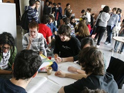 Varios alumnos esperan el comienzo de las pruebas en Económicas. / G. VILLAMIL
