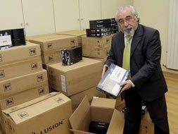 Las familias sorianas con rentas bajas recibirán decodificadores de Televisión Digital Terrestre ( TDT ) sin coste alguno antes de el 23 de julio, fecha en la que se producirá el apagón analógico en 162 localidades de la provincia de Soria , dos años antes que en el resto del país. En la foto, el subdelegado del Gobierno en Soria , Germán Andrés, muestra los decodificadores. EFE