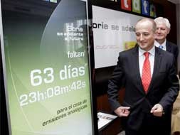 El ministro de Industria, Comercio y Turismo, Miguel Sebastian (i), durante la puesta en marcha de la cuenta atrás para el apagón analógico en la capital soriana en beneficio de la TDT, el pasado 20 de mayo. / EFE