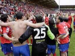 Los jugadores de Numancia celebran el ascenso a la Primera División de fútbol tras empatar con el Deportivo Alavés (0-0)./Julián García