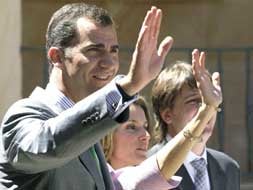 Los Príncipes de Asturias saludan a su salida de la sesión de trabajo a puerta cerrada mantenida con los setenta directores de los centros del Instituto Cervantes en el Ayuntamiento de Soria hoy en la capital soriana. / EFE