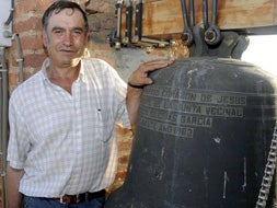 El presidente de la Asociación de Campaneros de Villavante (León), Julián Villadangos, posa junto a la campana durante el XXII Concurso de Campaneros.