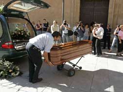 Funeral por la joven de 18 años asesinada a manos de su pareja. EFE