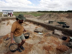 Un arqueólogo trabaja en la excavación de la necrópolis de Las Ruedas en el yacimiento de Pintia. Foto de archivo: Henar Sastre.