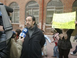 Fernando Pastor, portavoz de la Asociación Cultural Escuela Laica, atiende a los medios de comunicación. Foto de archivo: Jorge Saiz.