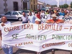 Seiscientos vecinos exigen el arreglo de la carretera entre Bermillo y Fariza