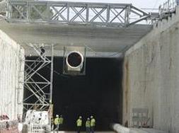 Boca sur de uno de los dos cajones de                  túnel del Pinar de Antequera, que entrará en servicio el próximo sábado./ GABRIEL VILLAMIL