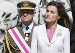 Doña Letizia se rompe un tacón en un acto oficial