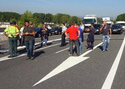 Unas 70 personas del sector de la minería cortan durante una hora la carretera de San Andrés de Montejos
