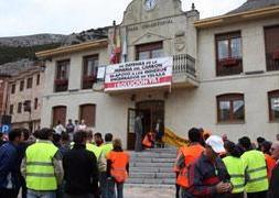 Un centenar de mineros y familiares se concentra frente al Ayuntamiento de Velilla
