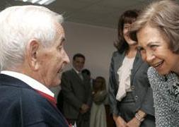 Doña Sofía emociona en su visita al Centro de Alzheimer de León