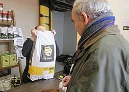 Un hombre adquiere un saco de patatas en la nueva tienda 'Patatas de Pueblo' situada en Valladolid. Foto: R. Gómez