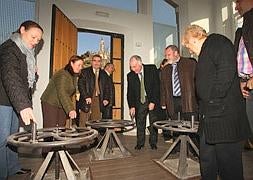 El alcalde, Heliodoro Gallego, y otros dirigentes políticos y vecinales visitan el nuevo centro cultural. Foto: Merche de la Fuente