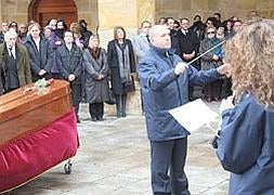 Una banda de música interpreta una canción ante el féretro de Odón Alonso. Foto: Julián García