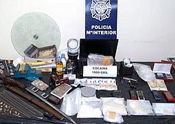 Vista de parte de los objetos aprehendidos a la red de narcotráfico desmantelada en León. Foto: ICAL