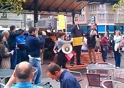 Los participantes en la 'flashmob' llevan a cabo el sorteo simulado / El Norte