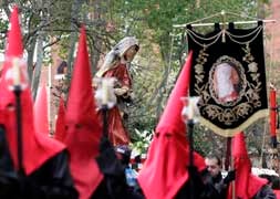Procesión de la Hermandad del Silencio de Salamanca, que fue la primera cofradía que se fundó en el barrio de Pizarrales. / Foto: Ical