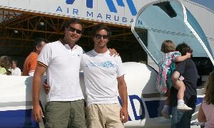 Alejandro Garvía (derecha) en el aeródromo de Marugán. / A. TANARRO