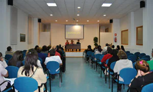 El salón azul de la casa consistorial de Íscar durante una de las charlas del II octubre Cultural de la Peña El Ruedo / C. Catalina