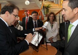Juan Vicente Herrera firma sobre una botella de Jim Beam / A. de Torre
