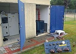 Transformador desmantelado de la EDAR del que los ladrones de cobre extrajeron las bobinas / C. Catalina