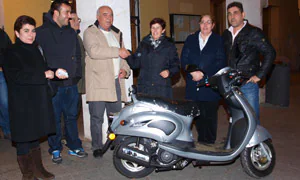 El afortunado ganador de la moto, posa con los empresarios de Simancas/Javier Hernando