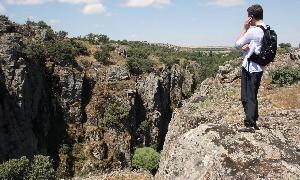 Un excursionista en la Risca de Valdeprados. / ANTONIO TANARRO