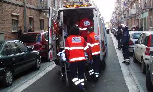 Los sanitarios trasladan a la víctima en la calle Caamaño. / J. S.