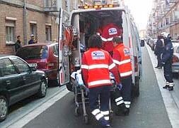 Los sanitarios trasladan a la víctima en la calle Caamaño. / J. S.