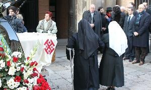 Asistentes al funeral en la iglesia de San Lorenzo. / H. Sastre